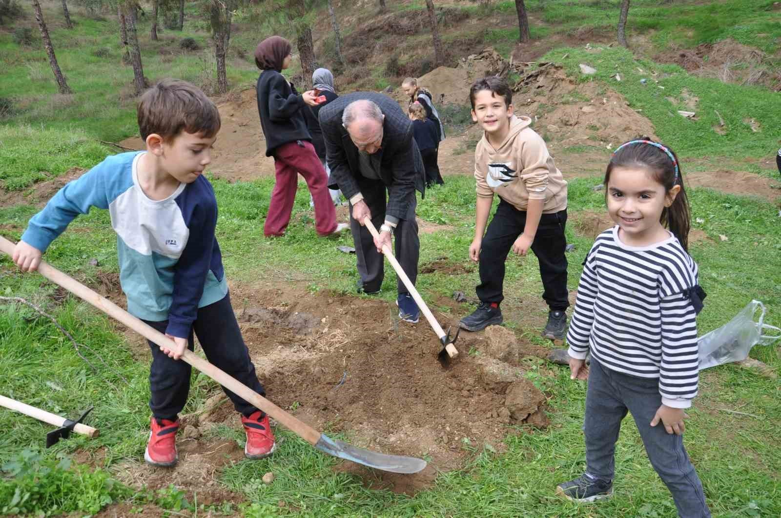 11 KASIM MİLLİ AĞAÇLANDIRMA GÜNÜ’NDE, MANİSA’NIN SALİHLİ İLÇESİNDE YÜZLERCE FİDAN TOPRAKLA...