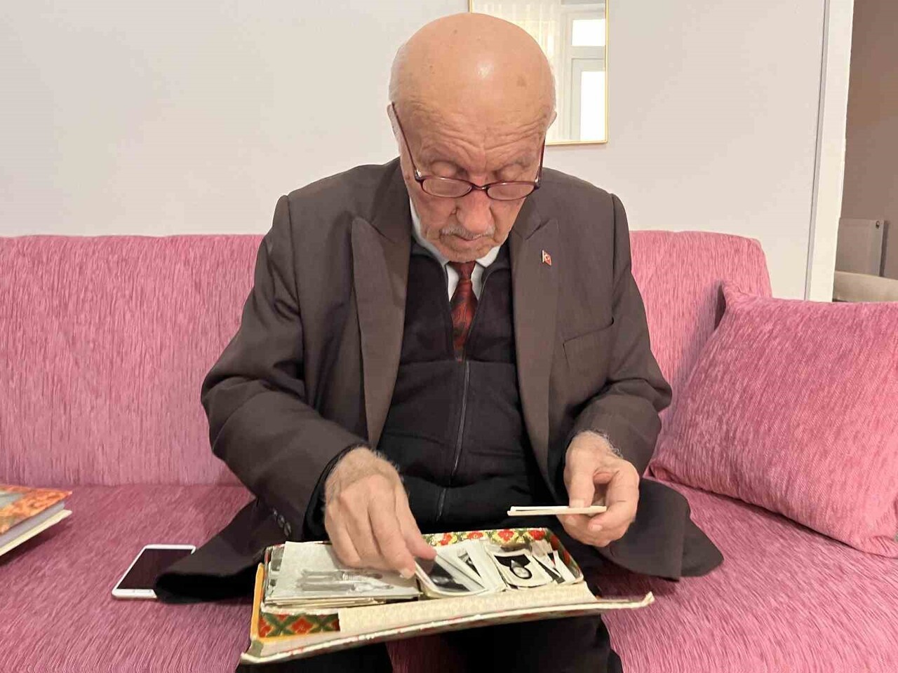 1940 YILINDA HAYRABOLU'DA DÜNYAYA GELEN VE BÖLGEDE "MUSTAFA HOCA" OLARAK TANINAN KOÇ, 1961...