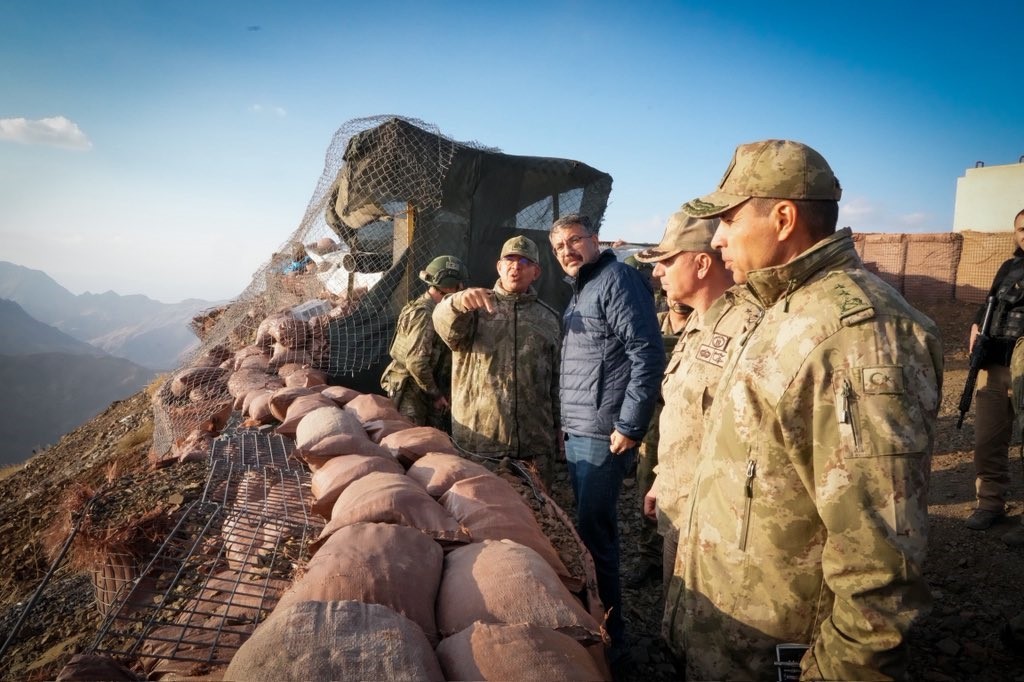 2. ORDU KOMUTANI KORGENERAL ZORLU TOPALOĞLU,  HAKKARİ VALİSİ ALİ ÇELİK İLE BİRLİKTE SINIRIN UÇ...