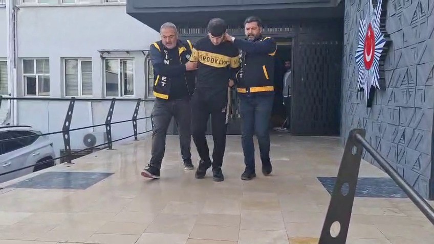 45’TEN FAZLA BIÇAK DARBESİYLE EŞİNİ ÖLDÜREN ŞÜPHELİ ADLİYEYE SEVK EDİLDİ