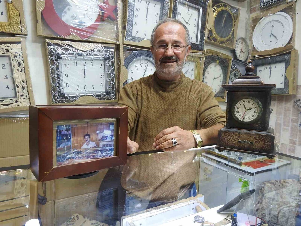 50 YILI AŞKIN TECRÜBESİYLE, 20 YILI İSTANBUL’DA GEÇEN SAATÇİ ALİ USTA KİLİS’TE MESLEĞİNİ...