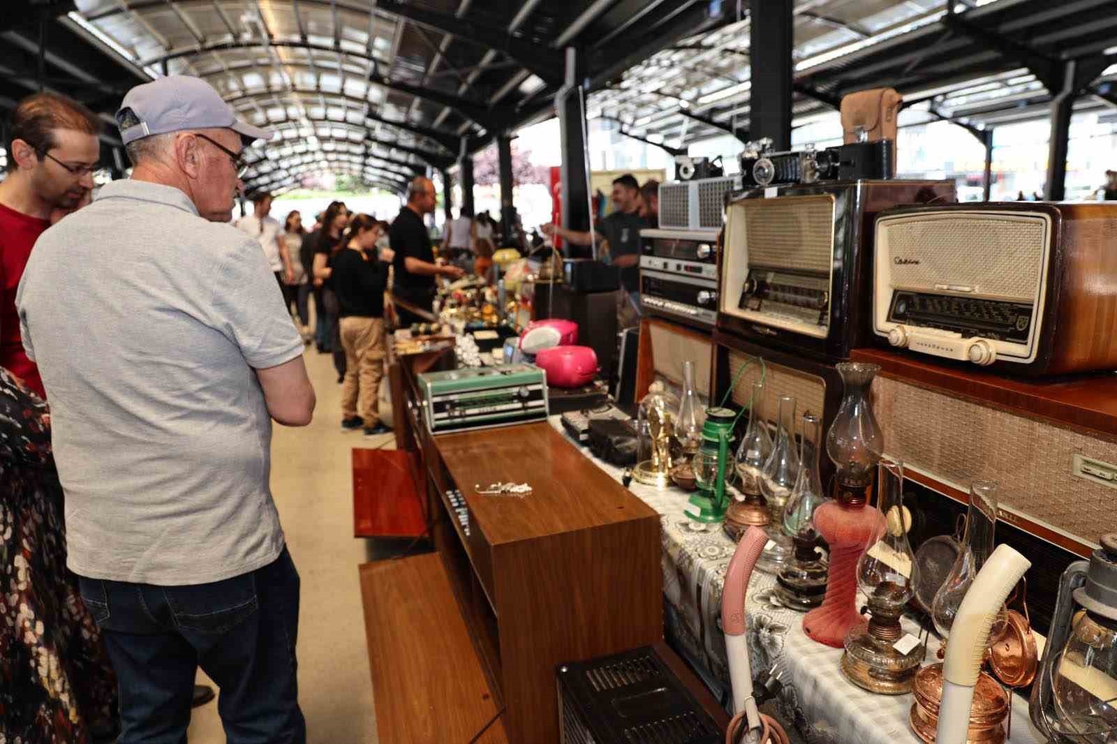 6 YILDIR HER AYIN İKİNCİ PAZARI TALAS’TA BİR ARAYA GELEN ANTİKACILAR, BU PAZAR GÜNÜ DE YİNE...