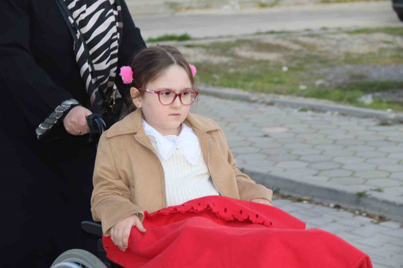 7 BUÇUK YAŞINDAKİ ZEYNEP İKRA ALBAYRAK