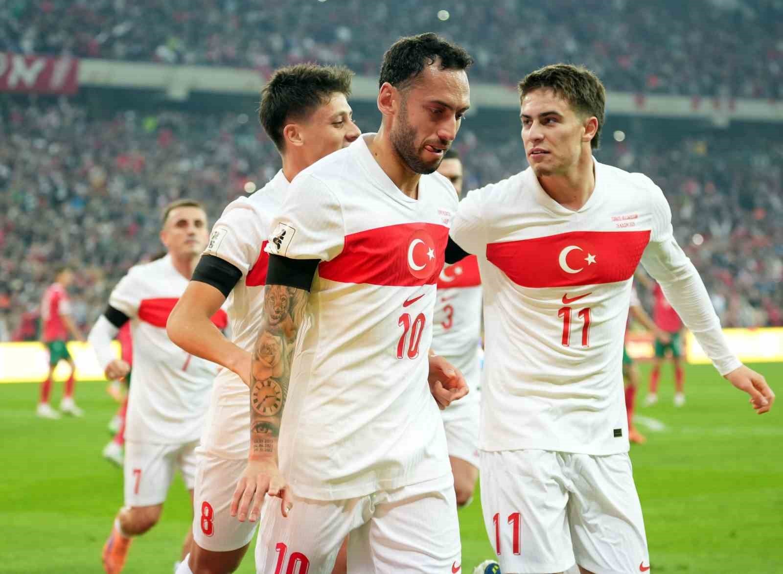 A MİLLİ FUTBOL TAKIMI'NDA, İSPANYA İLE OYNAYACAĞI MÜSABAKA ÖNCESİ HAKAN ÇALHANOĞLU'NUN SAĞ EL...