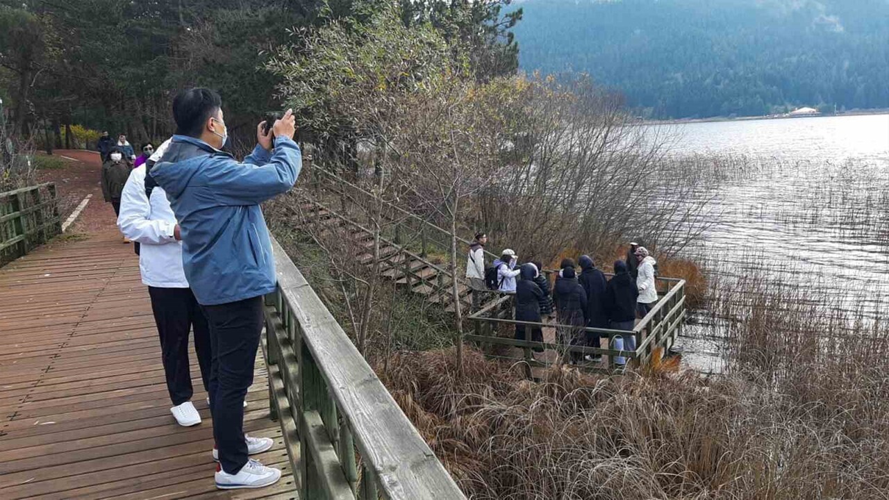 ABANT GÖLÜ MİLLİ PARKI, HAFTA SONU TATİLİNDE ZİYARETÇİLERİN AKININA UĞRADI