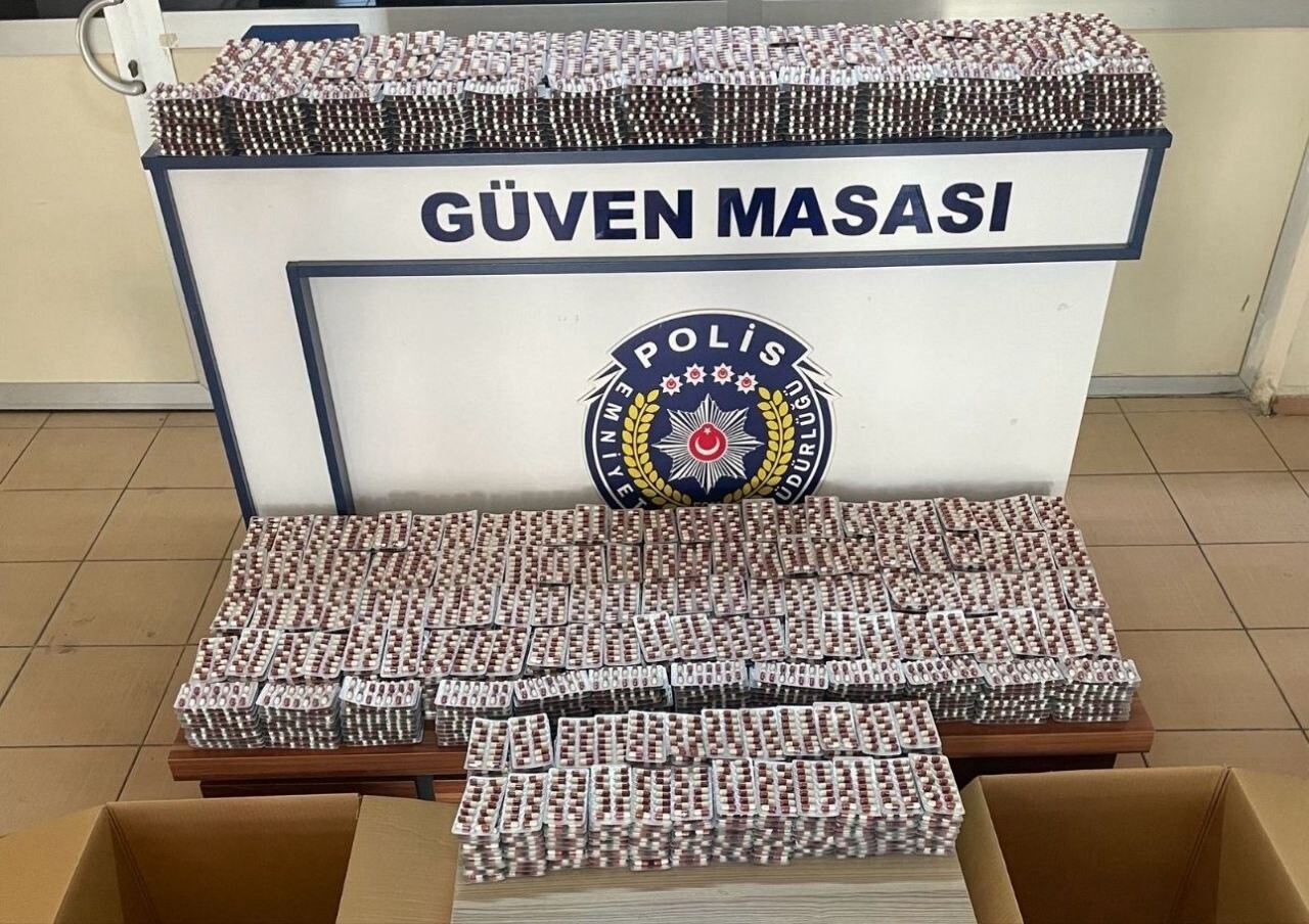 ADANA'DA ARACINDA 34 BİN 176 SENTETİK HAP ELE GEÇİRİLEN SÜRÜCÜ TUTUKLANDI.