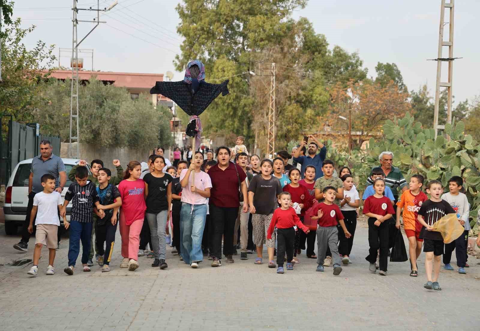 ADANA'DA ASIRLIK GELENEKLERİNİ UNUTMAYAN ÇOCUKLAR, ‘BODİ' İSMİNİ VERDİKLERİ MAKETLERİYLE BİRLİKTE...
