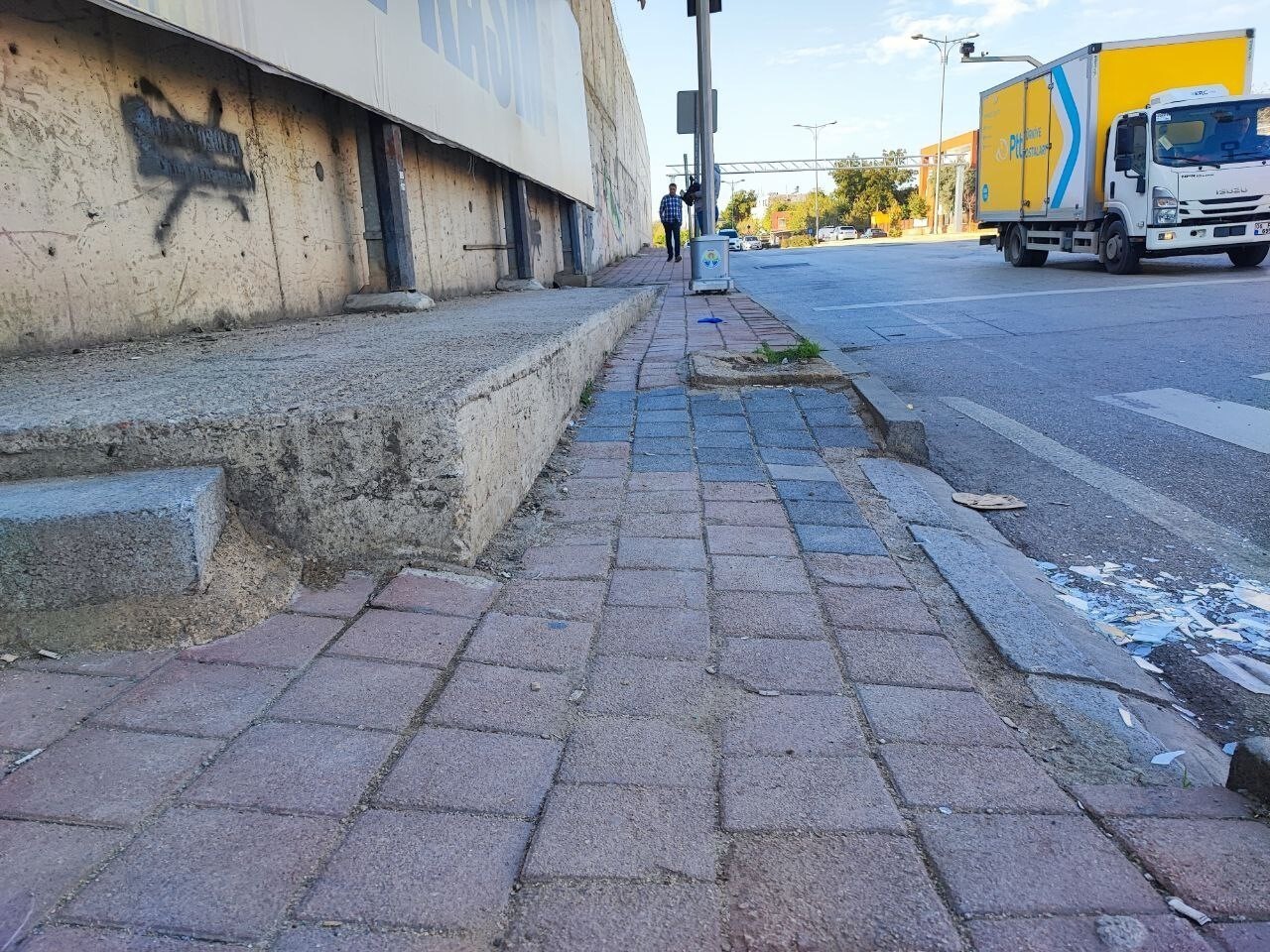 ADANA'DA BELEDİYE TARAFINDAN KALDIRIMA YAPILAN ENGELLİ RAMPASINA, YİNE BELEDİYE TARAFINDAN REKLAM...