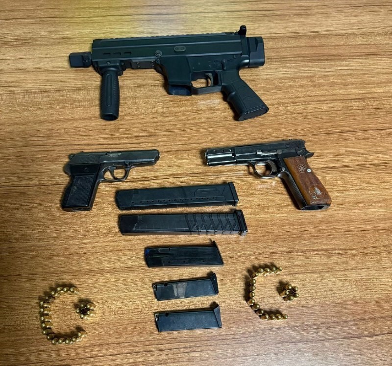 ADANA'DA BİR EVDE YAPILAN ARAMADA 1'İ OTOMATİK 3 RUHSATSIZ TABANCA ELE GEÇİRİLDİ. OLAYLA İLGİLİ...