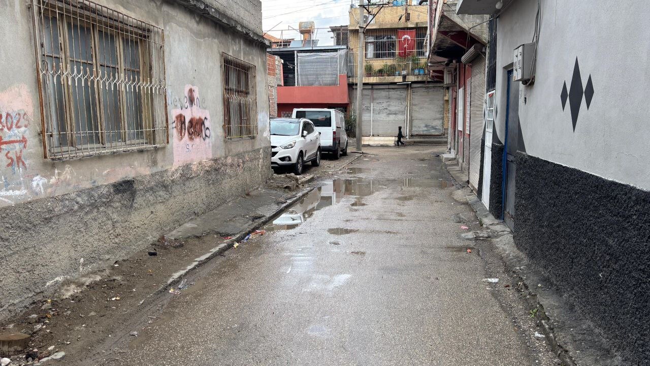 ADANA'DA BİR KİŞİNİN ÇOCUĞU TUTUP ÖNCE KAFASINI ARABAYA VURMASI SONRADA YERE FIRLATMASI ANBEAN...