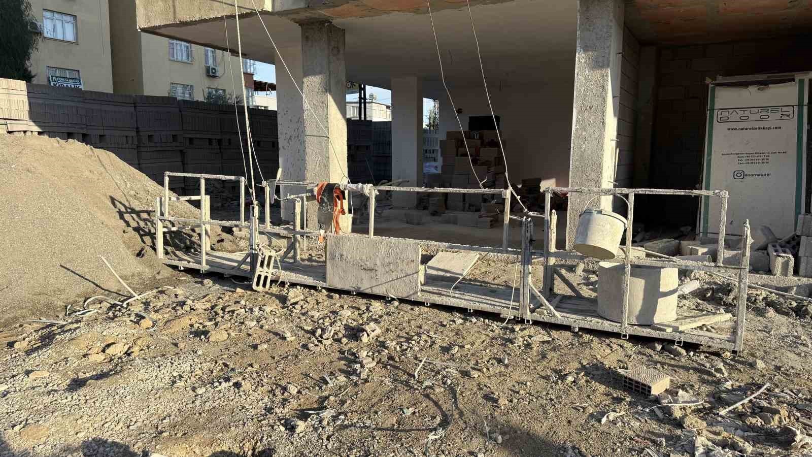 ADANA'DA ÇALIŞTIĞI İNŞAATIN 4.KATINDAN DÜŞEN 45 YAŞINDAKİ İŞÇİ HAYATINI KAYBETTİ.