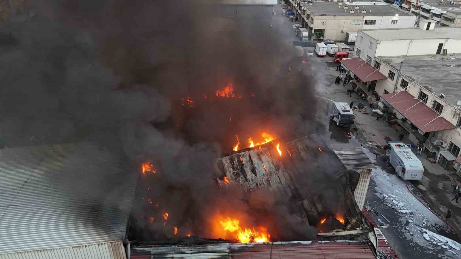 ADANA'DA HIRDAVAT DÜKKANINDA ÇIKAN YANGIN SÖNDÜRÜLMEYE ÇALIŞILIRKEN YANGIN, DRON İLE HAVADAN...