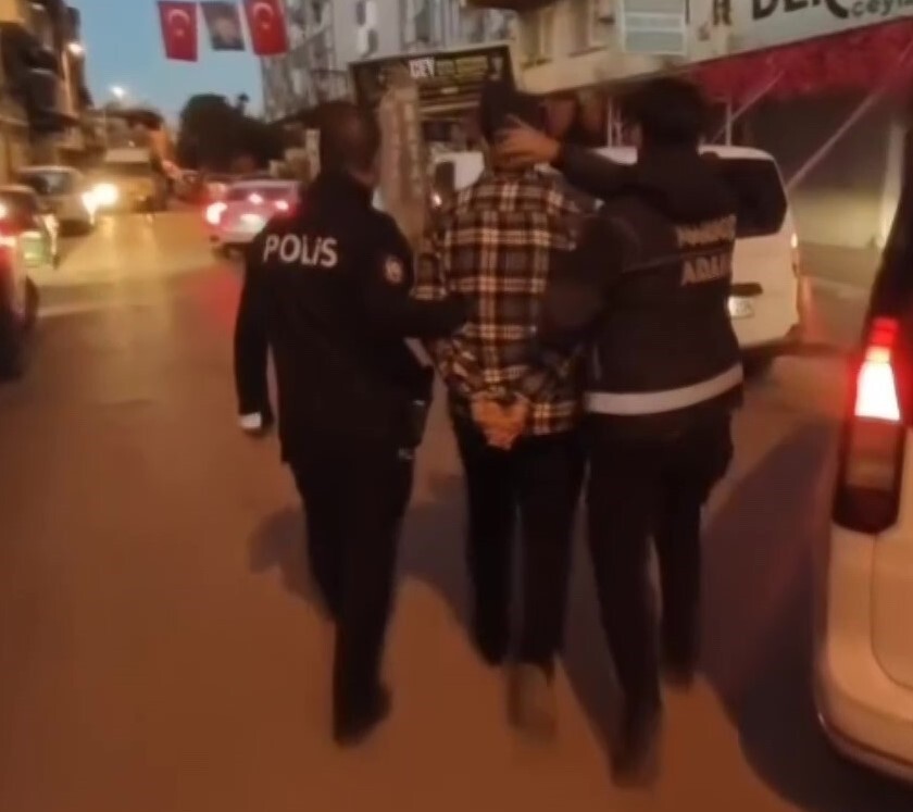 ADANA'DA NARKOTİK POLİSLERİ UYUŞTURUCU SATICILARINA YÖNELİK YAPTIĞI OPERASYONLARDA ÇEŞİTLİ TÜR VE...