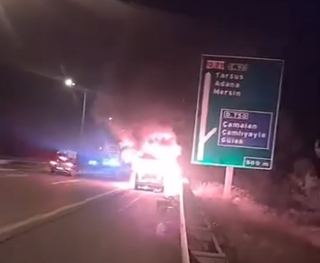 ADANA'DA OTOYOLDA YANAN OTOMOBİL KULLANILAMAZ HALE GELDİ.