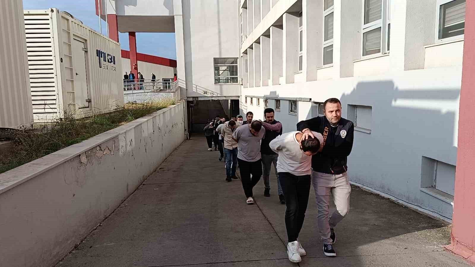 ADANA'DA "SAZAN SARMALI" YÖNTEMİYLE DAİRE SATIŞI ÜZERİNDEN 5 KİŞİYİ MİLYONLARCA LİRA DOLANDIRAN...