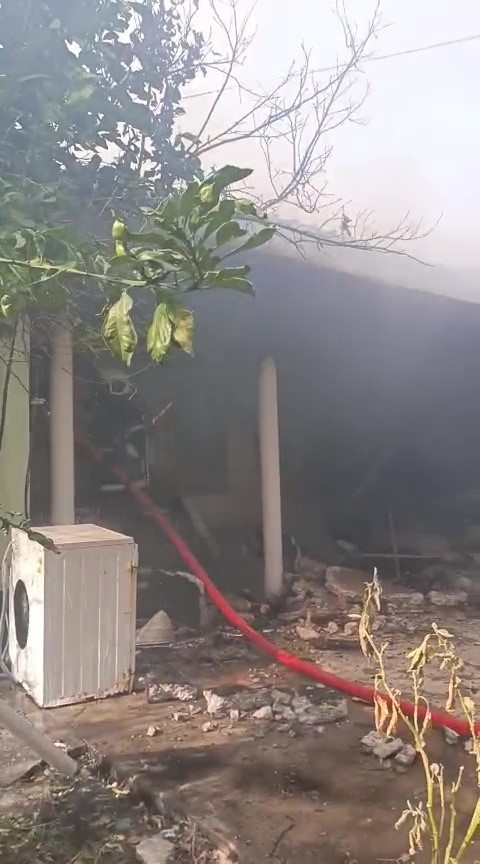 ADANA'NIN CEYHAN İLÇESİNDE MÜSTAKİL BİR EVDE ÇIKAN YANGINDA 75 YAŞINDAKİ BEDENSEL ENGELLİ KADIN...