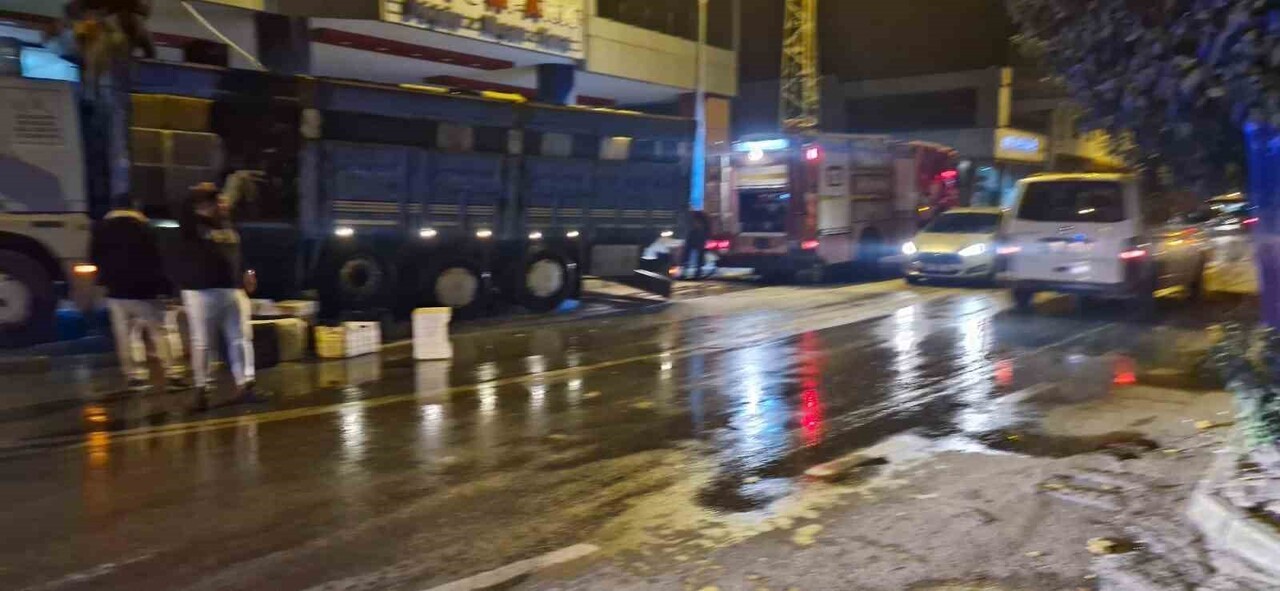 ADANA'NIN KOZAN İLÇESİNDE HAREKET HALİNDE KAMYONUN KASASINDA YANGIN ÇIKTI. O ANLAR AN BE AN ...