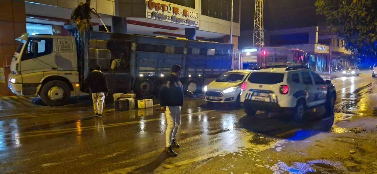 ADANA'NIN KOZAN İLÇESİNDE HAREKET HALİNDE KAMYONUN KASASINDA YANGIN ÇIKTI. O ANLAR AN BE AN ...