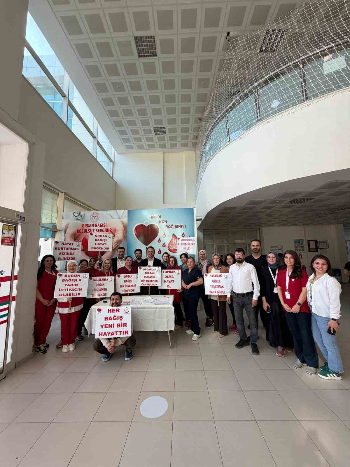 ADANA'NIN KOZAN İLÇESİNDE SAĞLIK ÇALIŞANLARI, ORGAN BAĞIŞINA DİKKAT ÇEKMEK İÇİN İŞARET DİLİYLE...