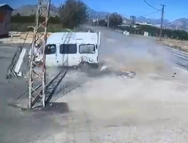 ADANA'NIN KOZAN İLÇESİNDE YOLDAN ÇIKAN MİNİNBÜS DEVRİLDİ, SÜRÜCÜ AĞIR YARALANDI. KAZA ANI İSE...