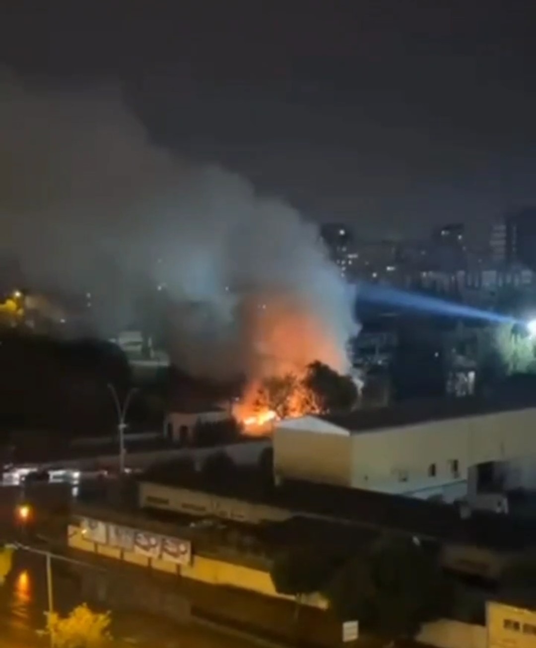 ADANA’DA GECE BAŞLAYAN SAĞANAK YAĞIŞ SIRASINDA YILDIRIMLAR, İKİ FARKLI NOKTADA YANGINA YOL AÇARKEN...