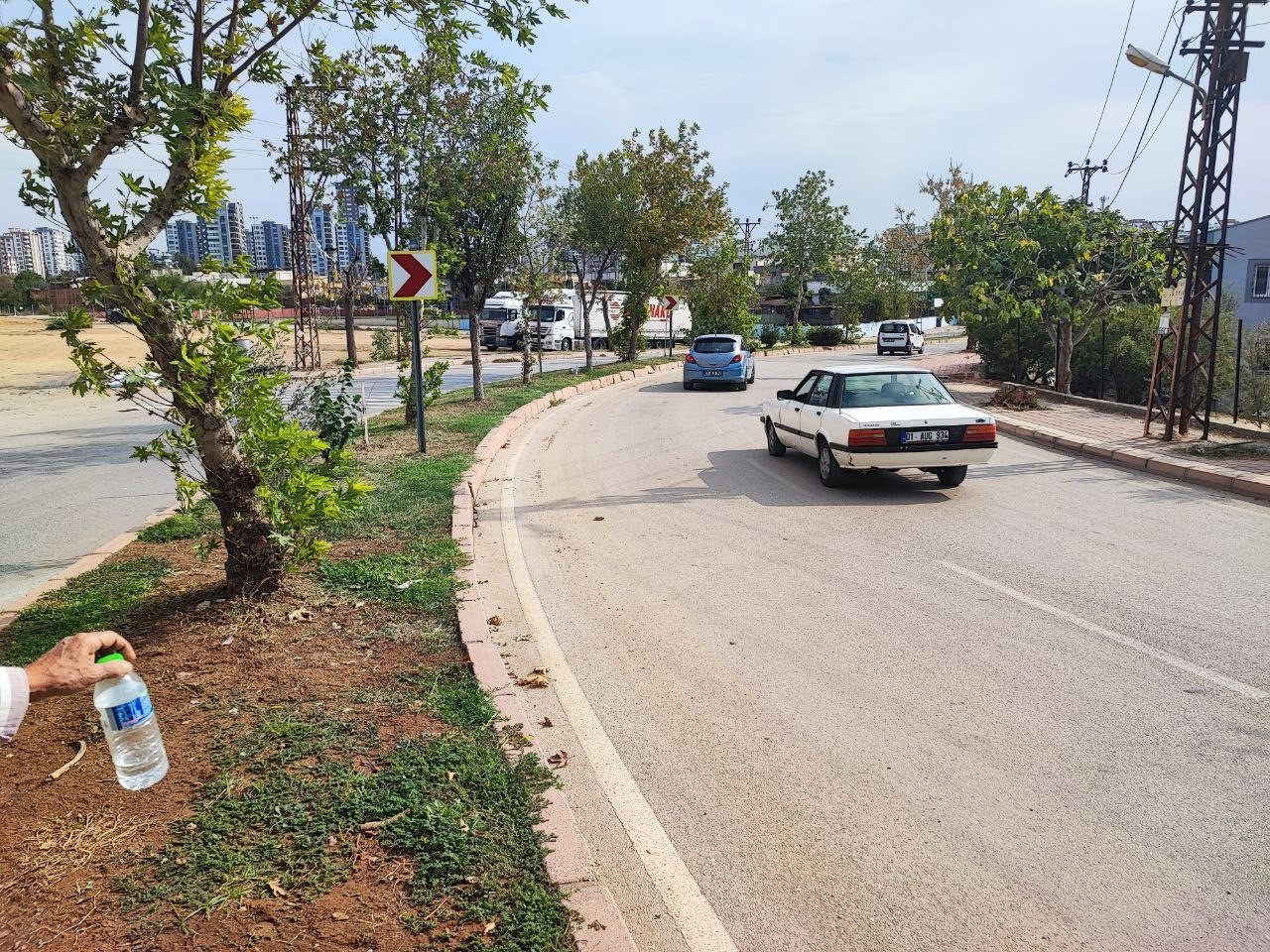 ADANA’DA MEHMET FUAT DİBLAN BULVARINDA KESKİN VİRAJ NEDENİYLE SÜREKLİ TRAFİK KAZASI MEYDANA...