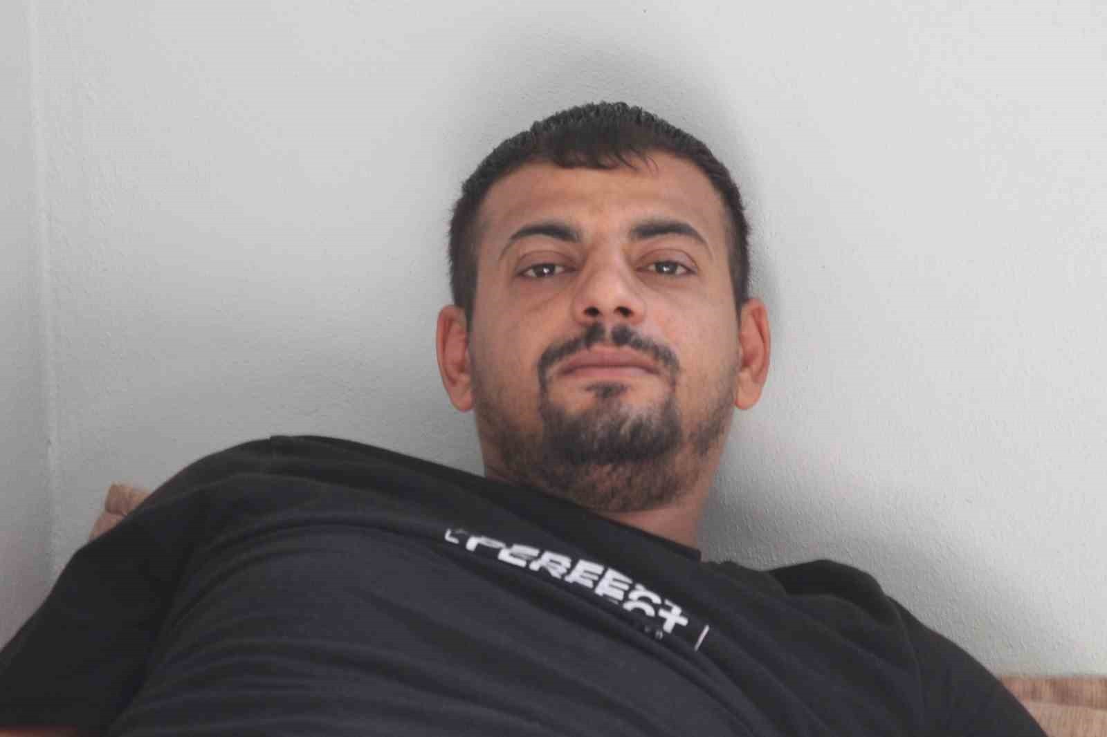 ADANA’DA OTOMOBİLİN MARKETE DALDIĞI KAZADA KALDIRIMDA YÜRÜRKEN KIL PAYI ÖLÜMDEN KURTULAN KİŞİ...