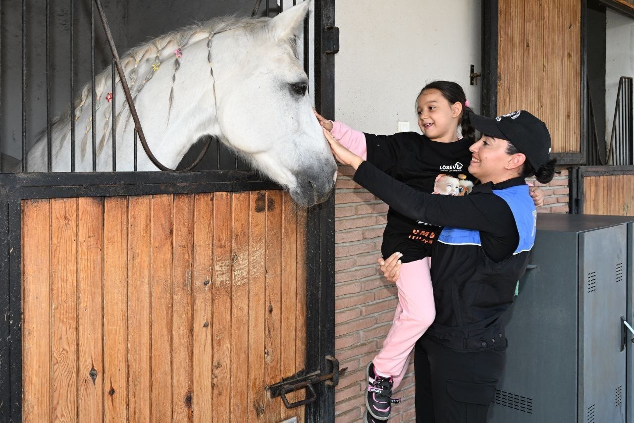 ADANA’DA POLİS LÖSEMİ HASTASI 30 ÇOCUĞU ATLI BİRLİĞE GÖTÜRÜP ONLARA AT SEVDİRİP HAVAYA UÇAN BALON...