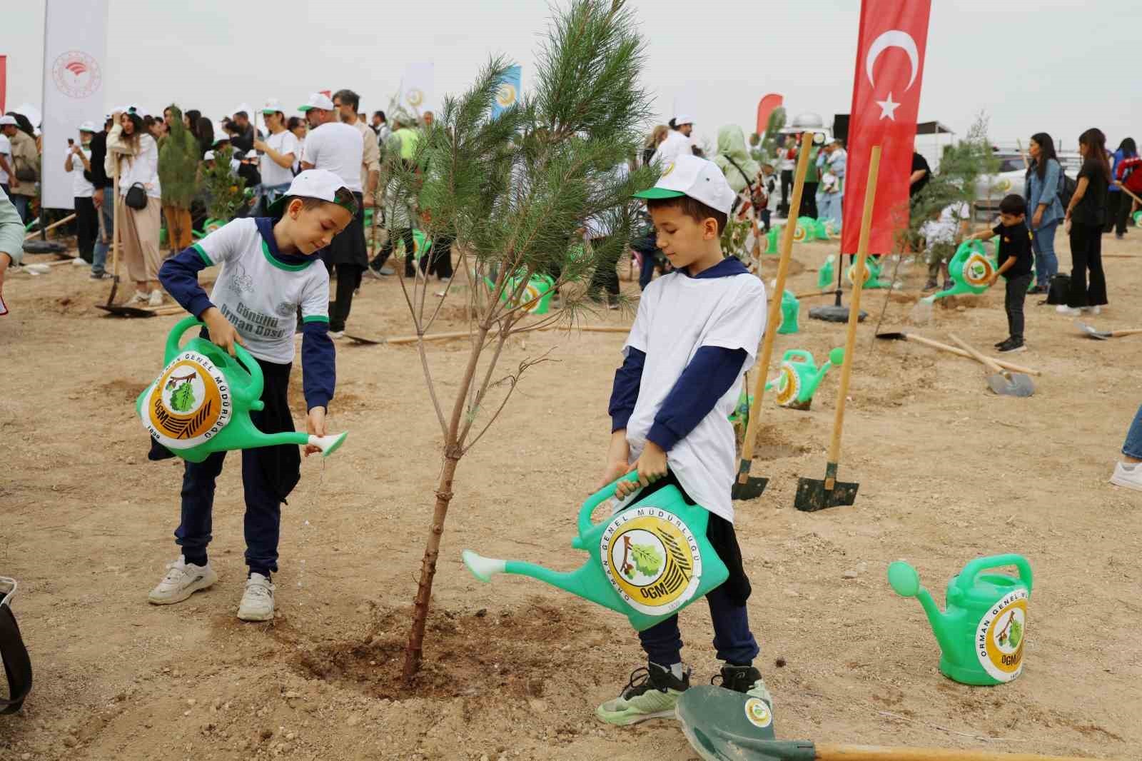 ADANA’DA, "11 KASIM MİLLİ AĞAÇLANDIRMA GÜNÜ"NDE 840 BİN FİDAN TOPRAKLA BULUŞTU.