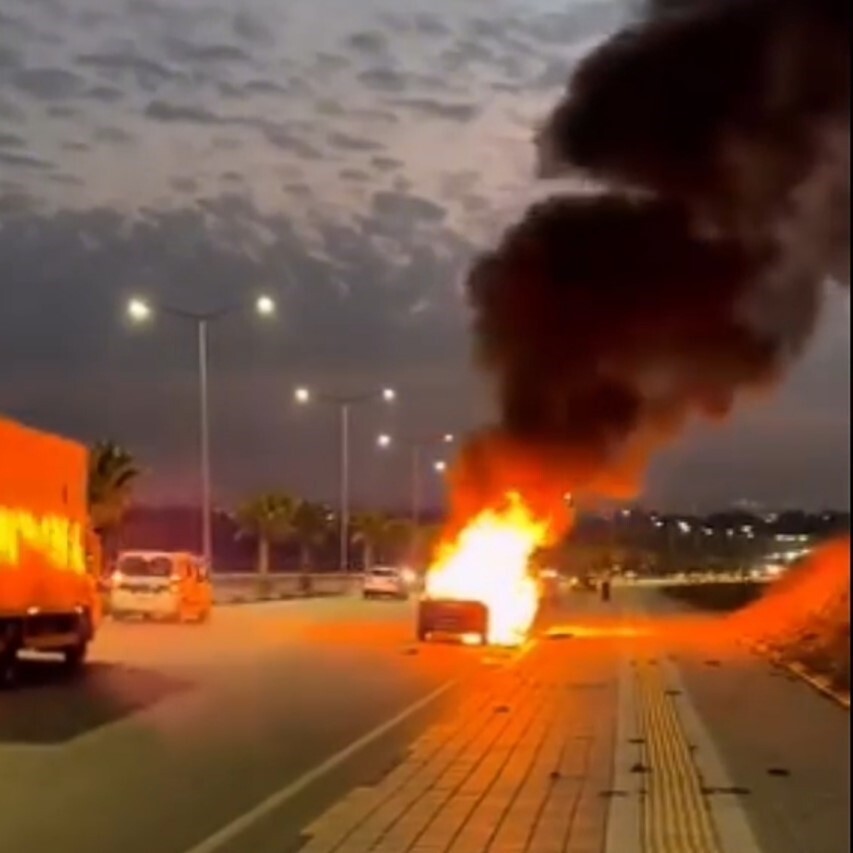 ADANA’DA SEYİR HALİNDEKİ BİR OTOMOBİL, HENÜZ BİLİNMEYEN BİR NEDENLE BİR ANDA ALEV ALDI. KISA...