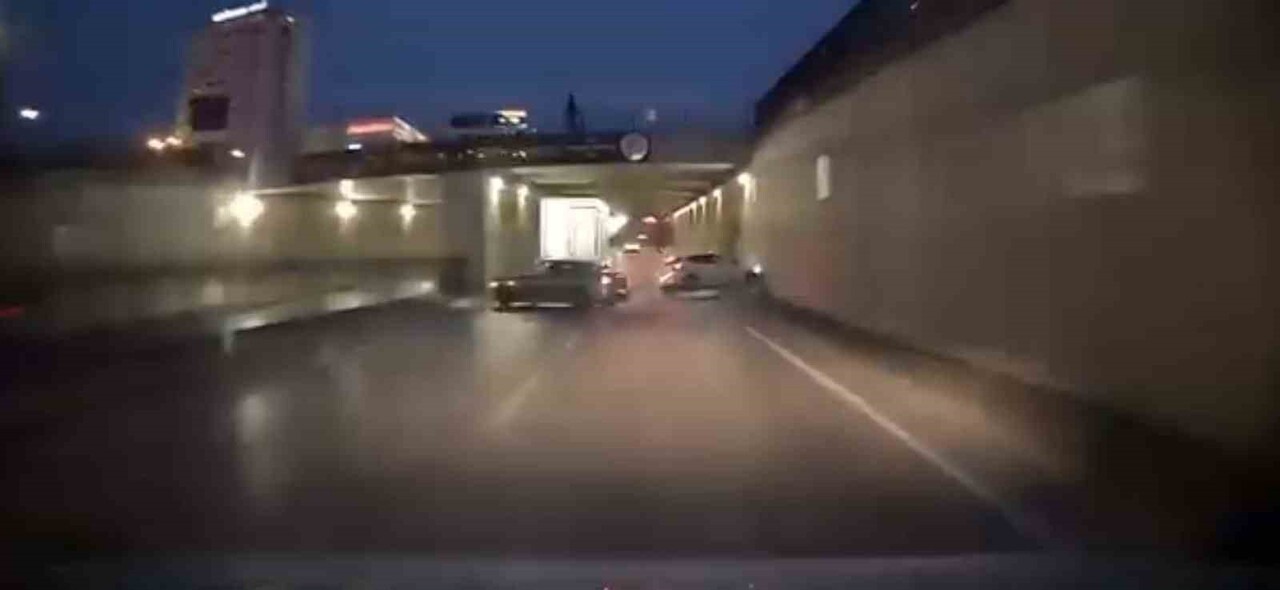 ADANA’DA TRAFİKTE MAKAS ATMAYA ÇALIŞAN BİR OTOMOBİL, KONTROLÜ KAYBEDİP YAN ŞERİTTEKİ ARACA ÇARPTI....