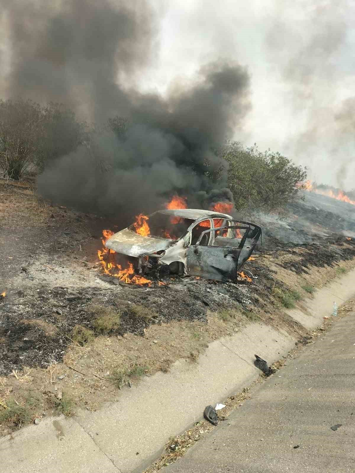 ADANA’DAN MERSİN İSTİKAMETİNE SEYREDEN OTOMOBİLİN KONTROLDEN ÇIKARAK ALEV ALMASI SONUCU ANNE VE...