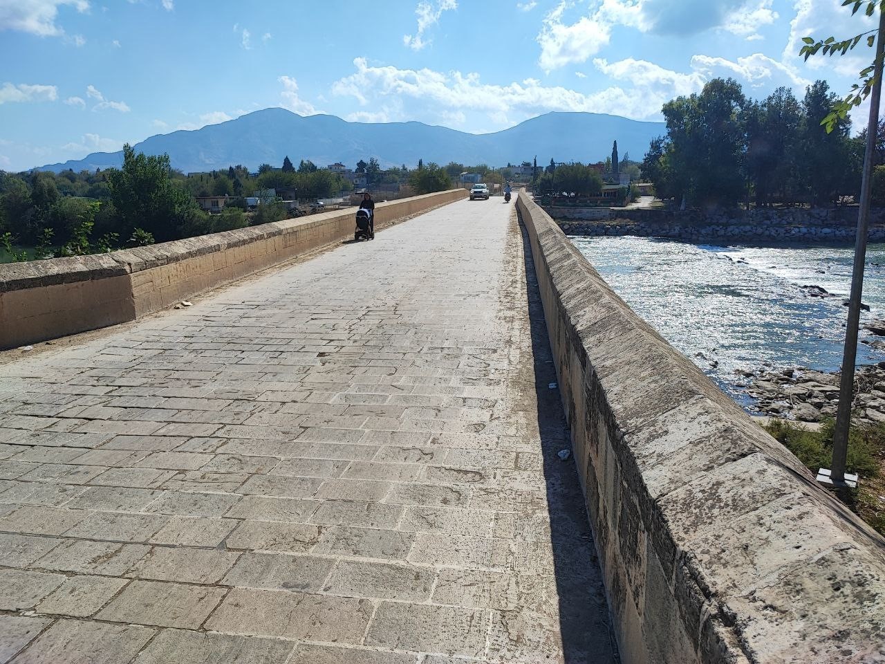 ADANA’NIN YÜREĞİR İLÇESİNDEKİ ANADOLU'NUN İLK ROMA KÖPRÜSÜ OLARAK BİLİNEN MİSİS KÖPRÜSÜNE SPREY...