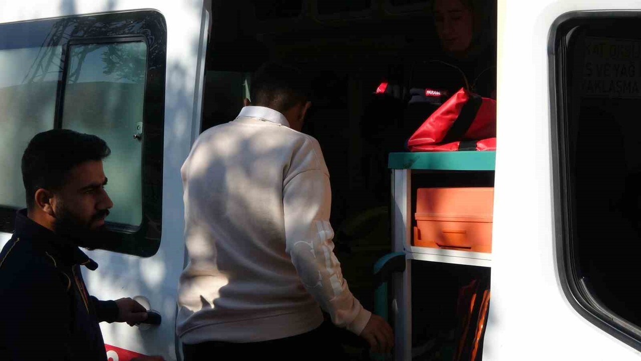 ADIYAMAN'DA ELİNDE BIÇAK OLAN BİR ŞAHIS, SOKAKTA KARŞILAŞTIĞI 2 ÇOCUĞU YARALAYARAK KAÇTI.