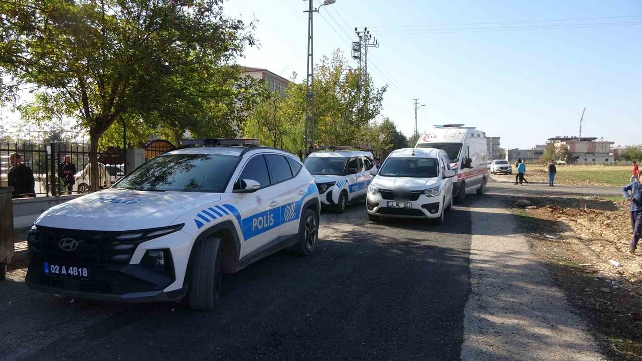 ADIYAMAN'DA ELİNDE BIÇAK OLAN BİR ŞAHIS, SOKAKTA KARŞILAŞTIĞI 2 ÇOCUĞU YARALAYARAK KAÇTI.