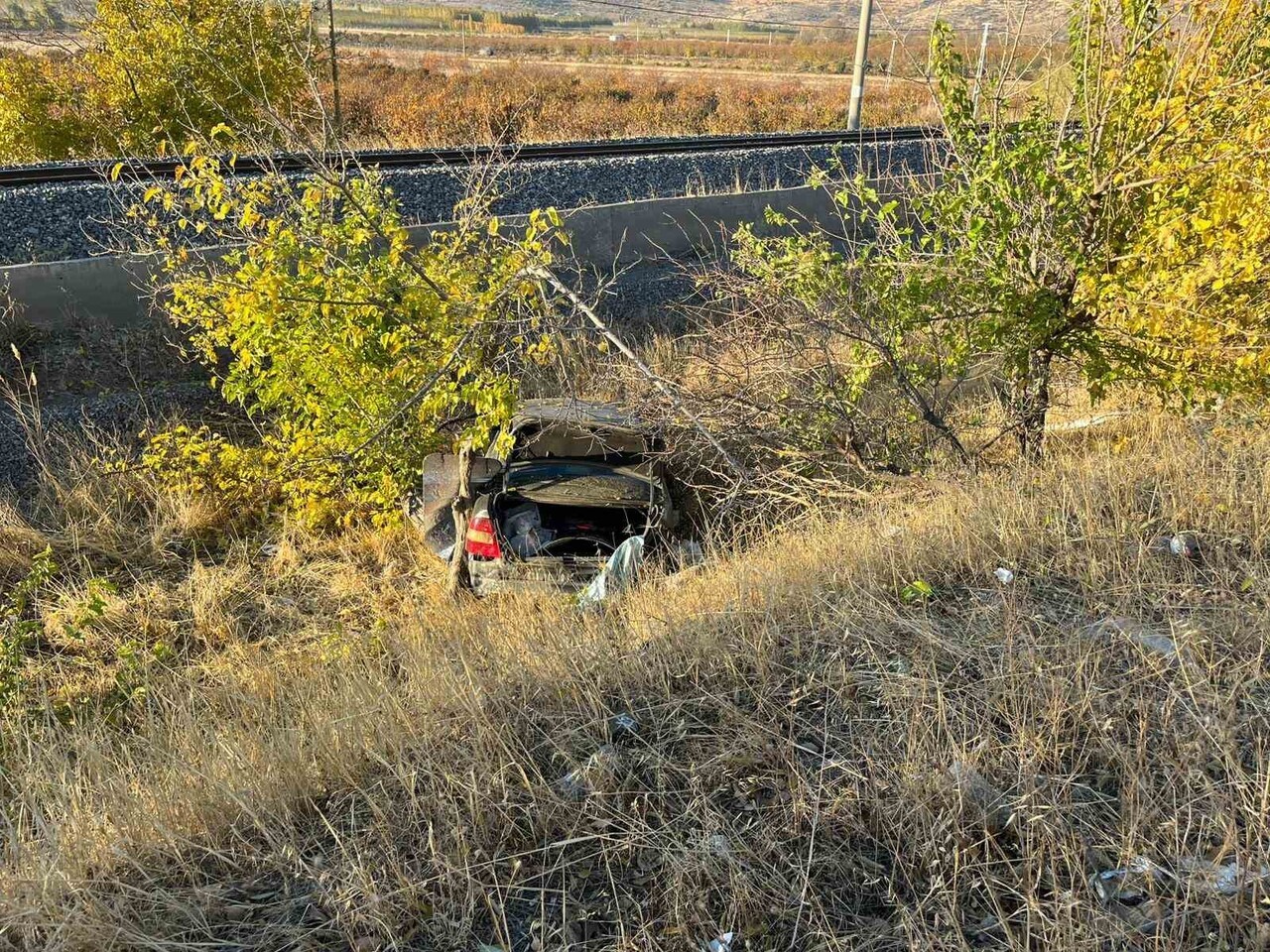 ADIYAMAN'IN GÖLBAŞI İLÇESİNDE İKİ OTOMOBİLİN ÇARPIŞMASI SONUCU MEYDANA GELEN TRAFİK KAZASINDA 2...