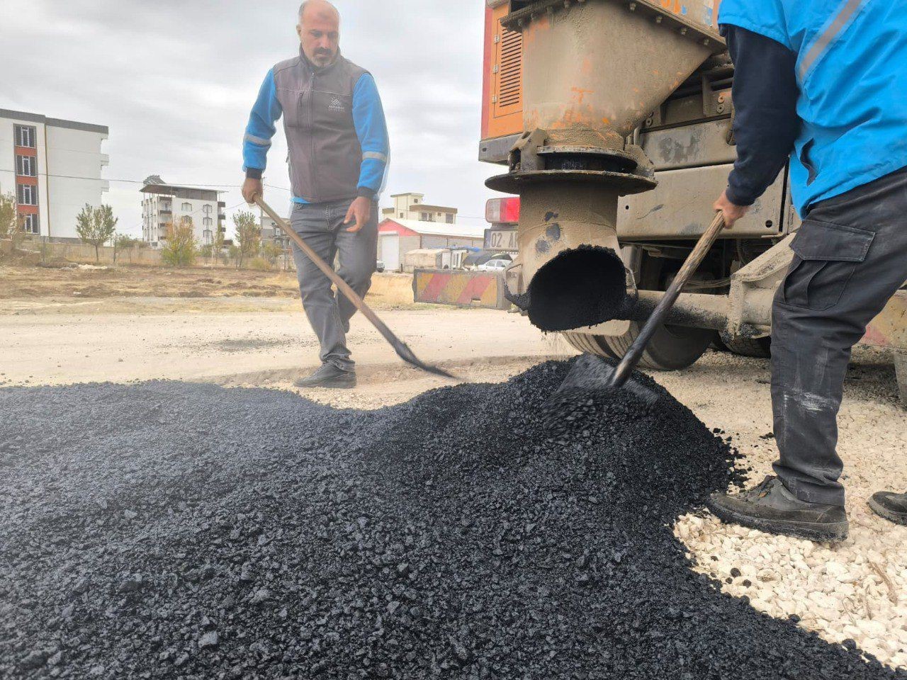 ADIYAMAN BELEDİYESİ FEN İŞLERİ MÜDÜRLÜĞÜ EKİPLERİ, KENT MERKEZİNDE SÜRDÜRÜLEN ALTYAPI...
