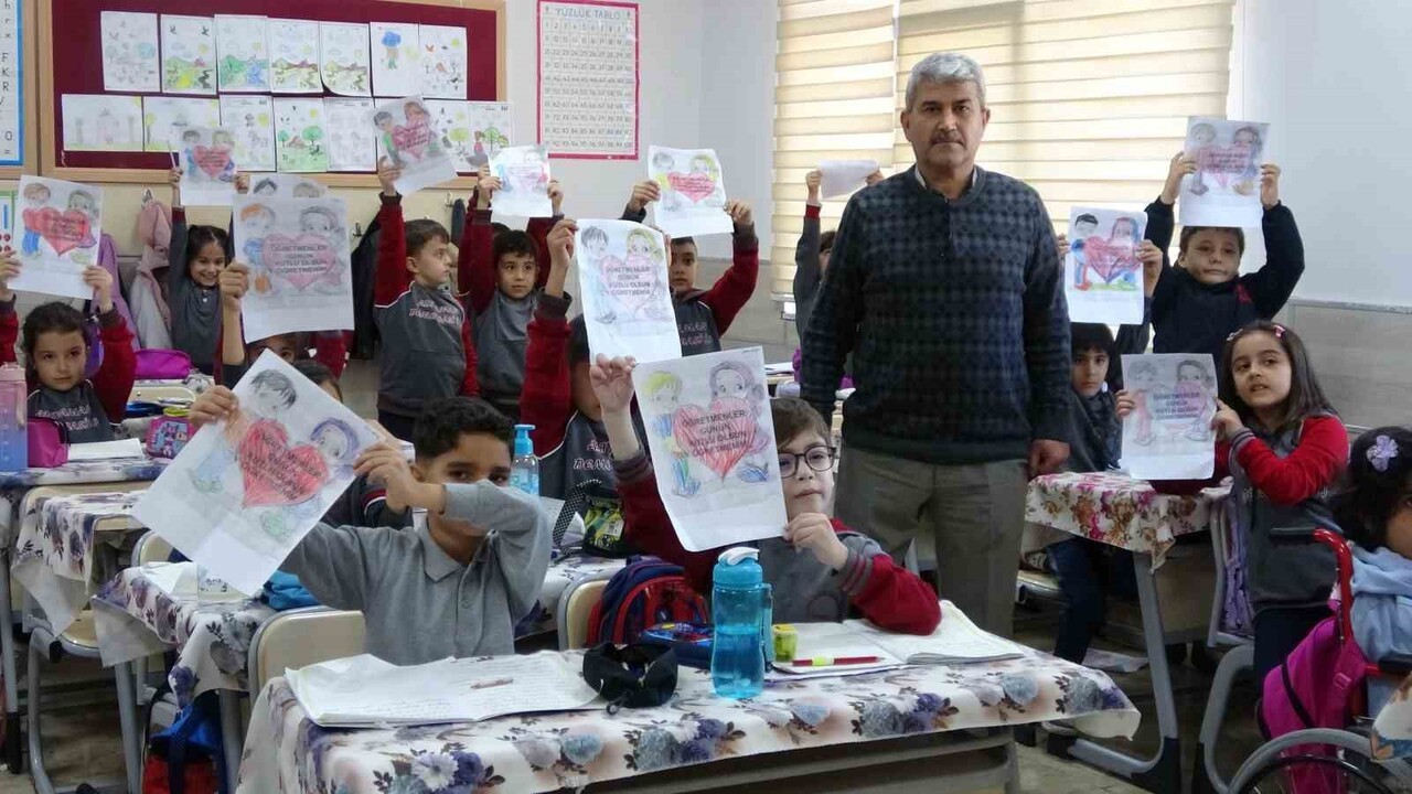 ADIYAMAN’DA 32 YILDIR ÖĞRETMENLİK YAPAN DEMOKRASİ İLKOKULU ÖĞRETMENİ KADİR ÖZER'E ÖĞRENCİLERİ VE...