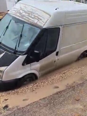 ADIYAMAN’DA, ETKİLİ OLAN YAĞIŞLARIN ARDINDAN ÇÖKEN YOLDA OLUŞAN ALTYAPI ÇUKURUNA BİR MİNİBÜS...