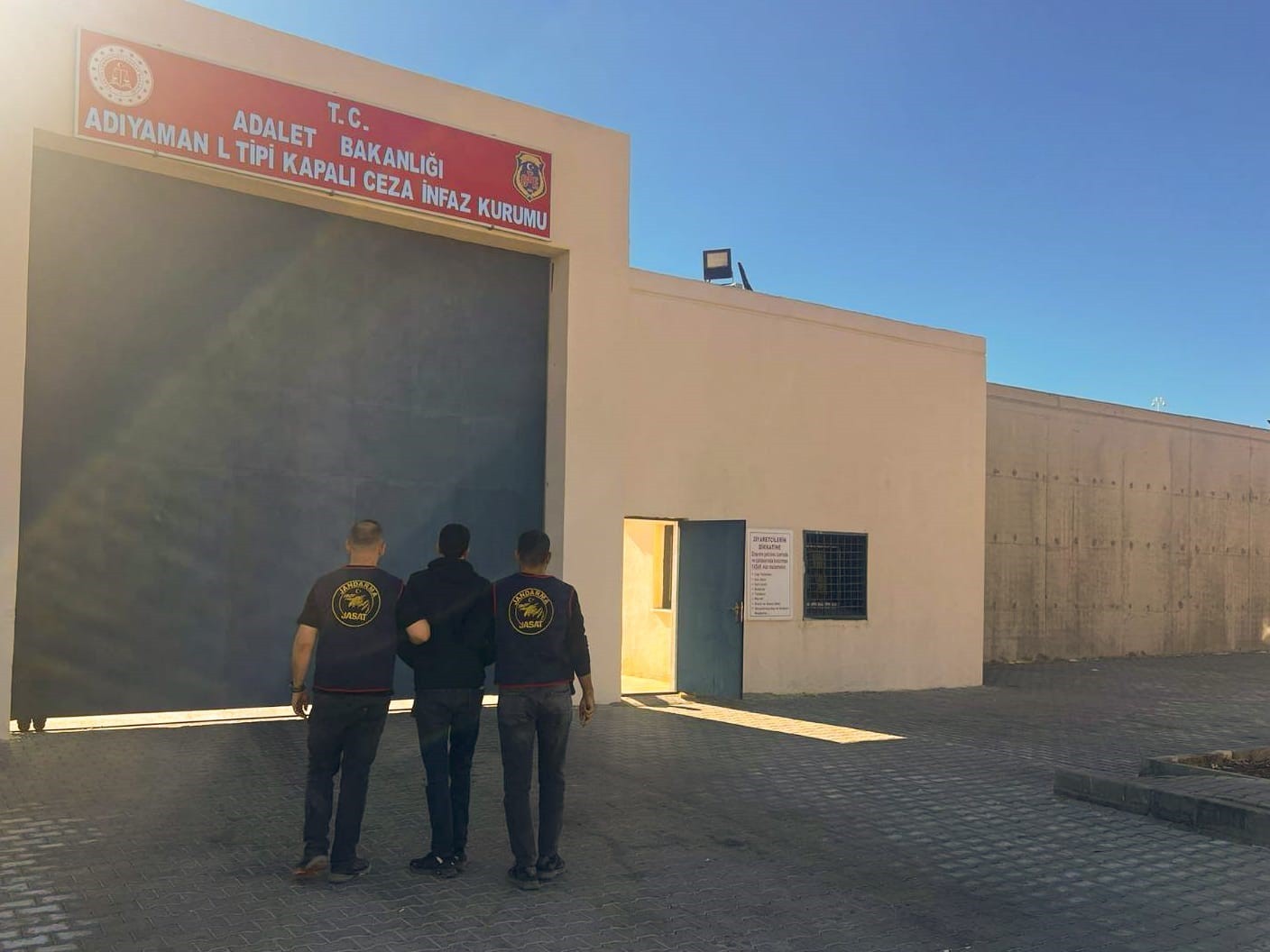 ADIYAMAN’DA HAKKINDA YAKALANMA KARARI BULUNAN 3 ŞAHIS JANDARMA EKİPLERİNCE YAKALANDI.