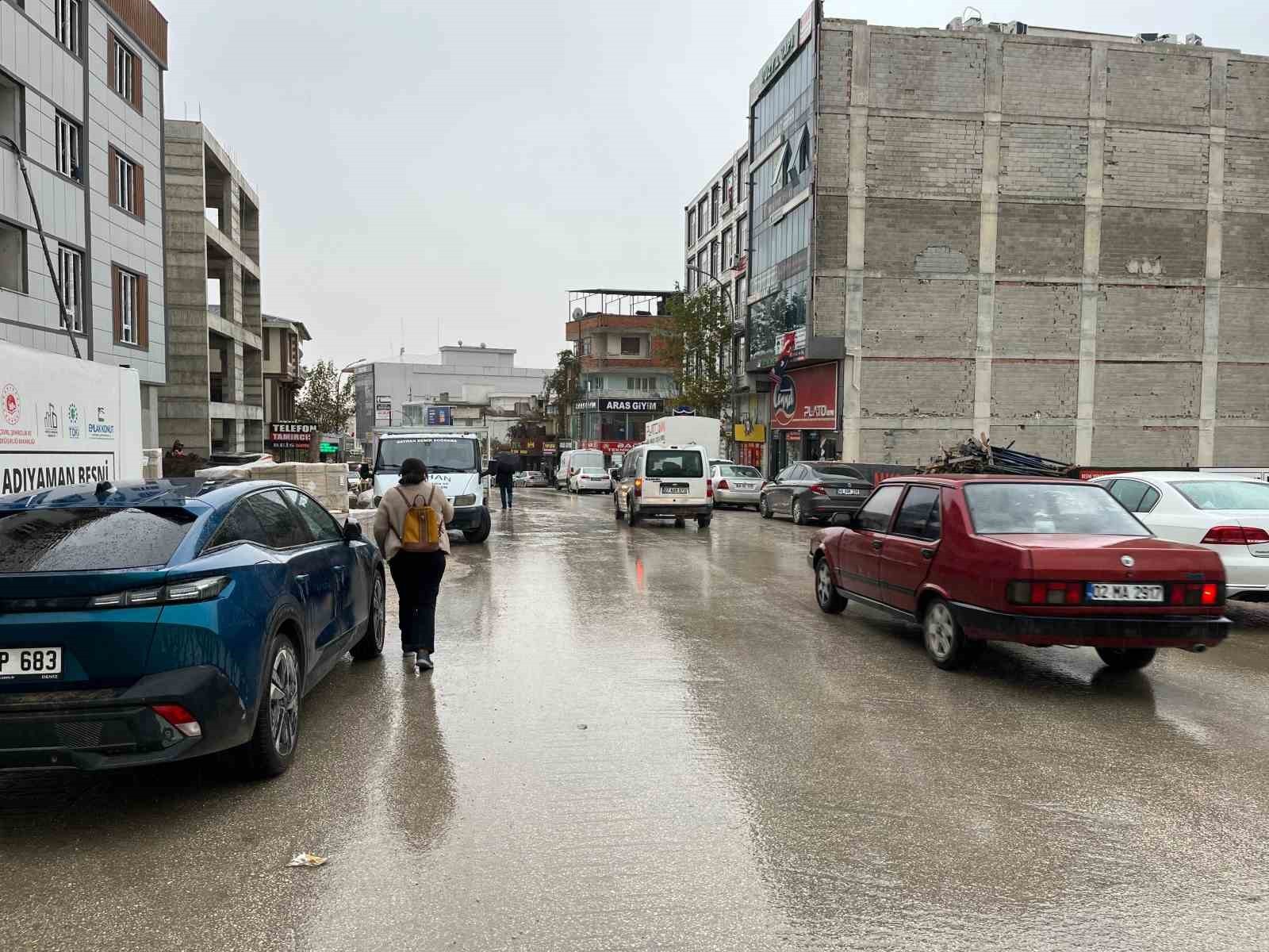 ADIYAMAN’IN BESNİ İLÇESİNDE UZUN SÜREDİR DEVAM EDEN KURAK HAVALARIN ARDINDAN BAŞLAYAN SAĞANAK...