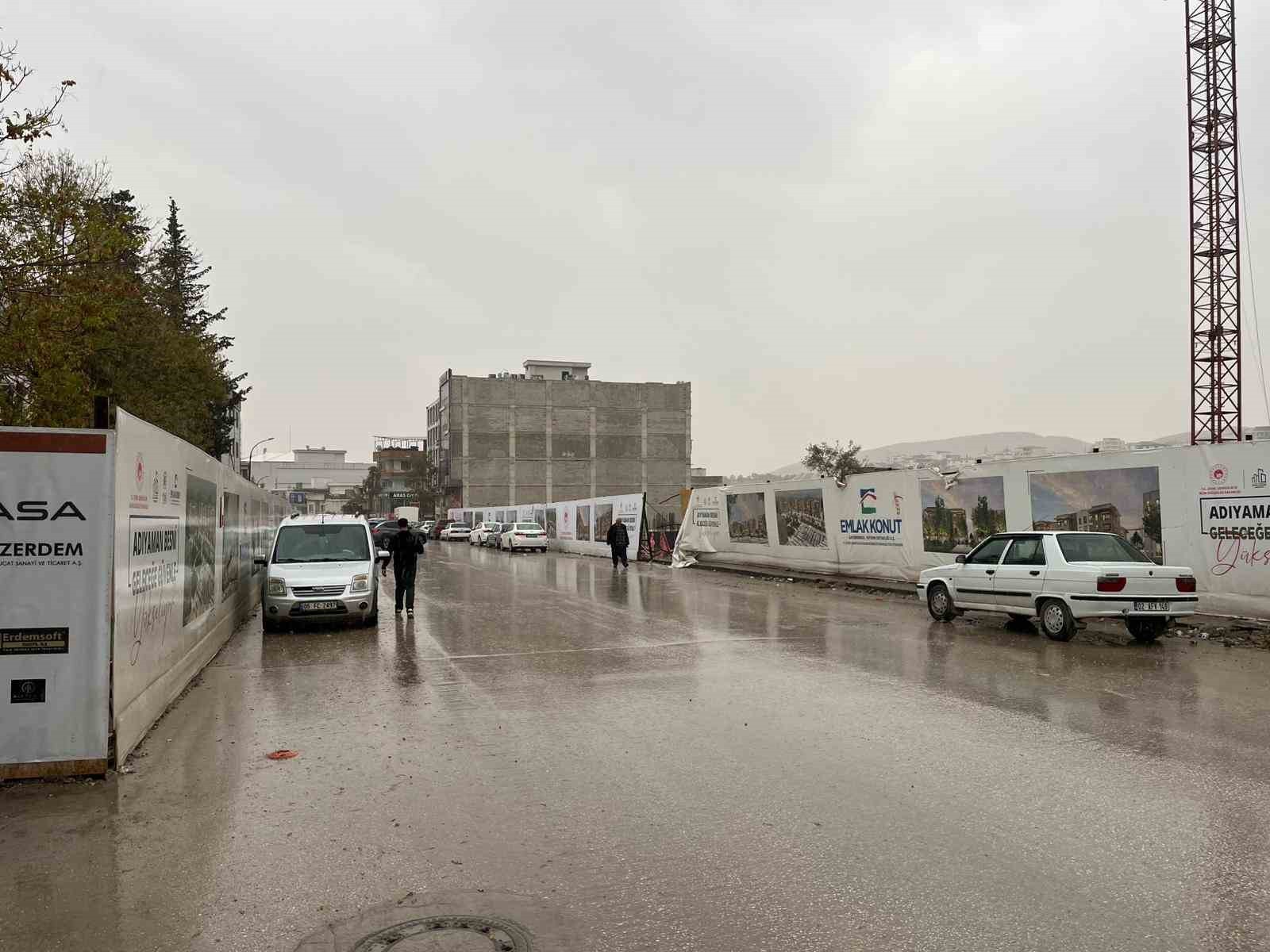 ADIYAMAN’IN BESNİ İLÇESİNDE UZUN SÜREDİR DEVAM EDEN KURAK HAVALARIN ARDINDAN BAŞLAYAN SAĞANAK...