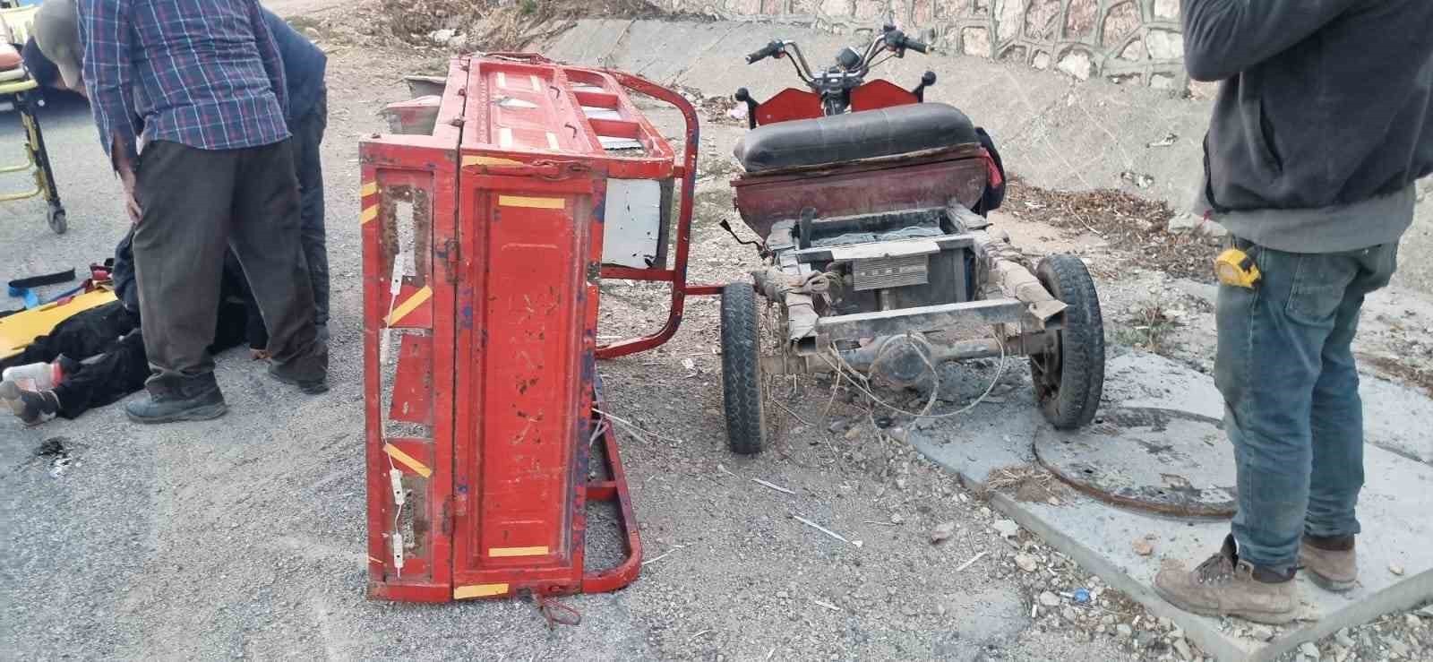 ADIYAMAN’IN GÖLBAŞI İLÇESİNDE SEPETLİ MOTOSİKLETİN DEVRİLMESİ SONUCU MEYDANA GELEN KAZADA 1 KİŞİ...