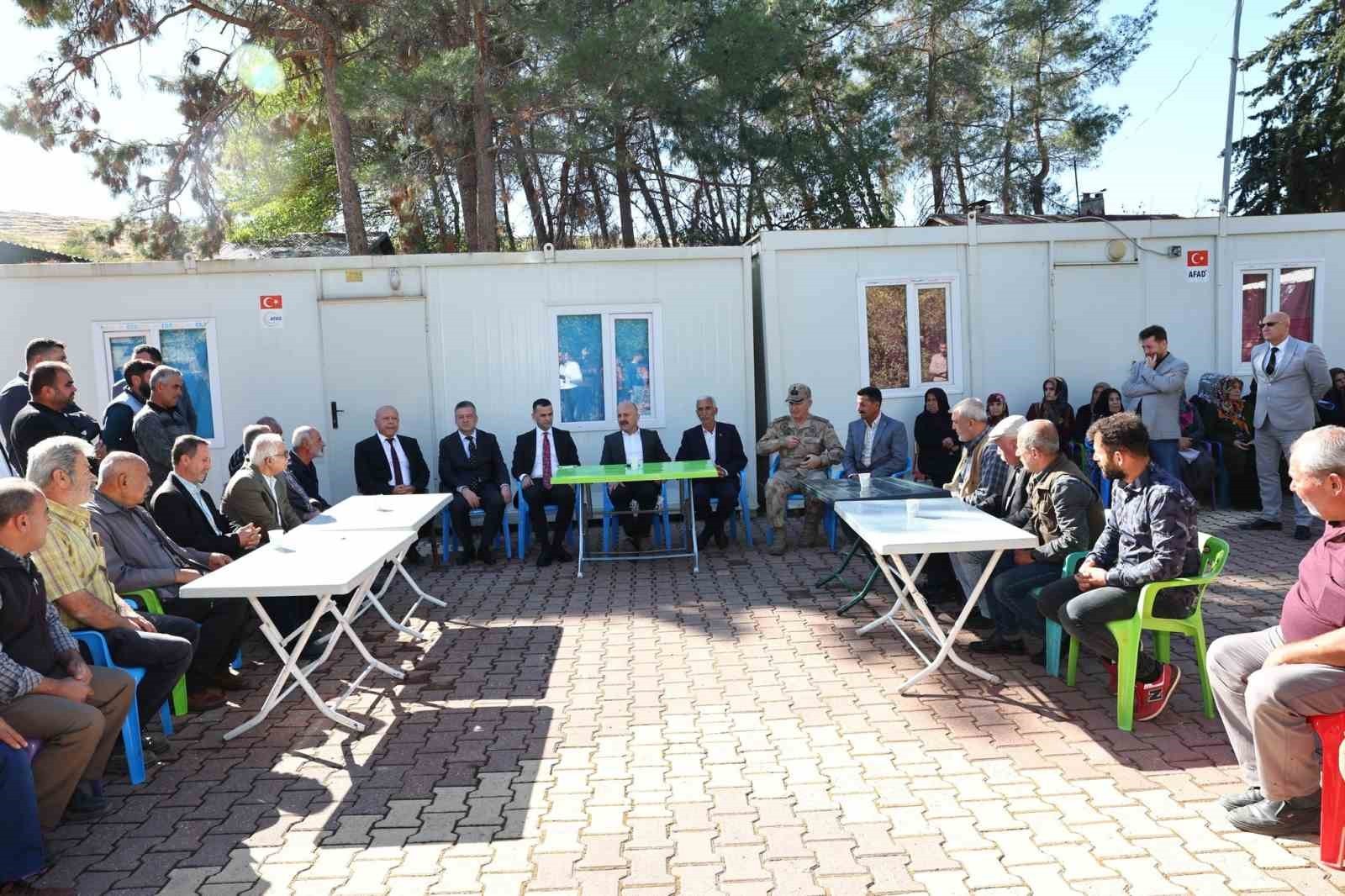 ADIYAMAN VALİSİ OSMAN VAROL, ÖRENLİ MAHALLESİ’NDE VATANDAŞLARLA BİR ARAYA GELEREK TALEP VE...