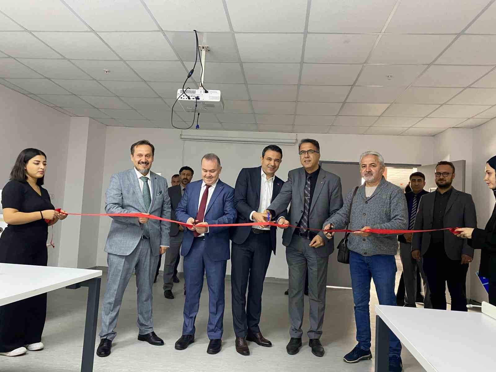 ADÜ’DE BİLGİSAYAR LABARATUVARI YENİLENDİ