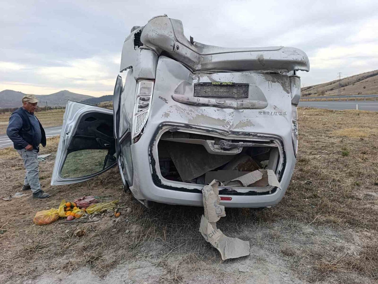 AFYONKARAHİSAR'DA 2 HAFİF TİCARİ ARACIN ÇARPIŞMASI SONUCU MEYDANA GELEN TRAFİK KAZASINDA 7 KİŞİ...