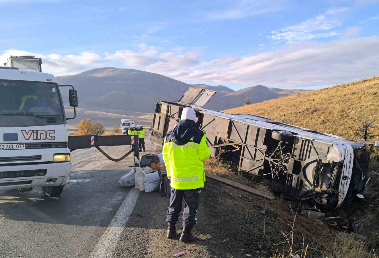 AFYONKARAHİSAR'DA 2 KİŞİNİN ÖLDÜĞÜ 21 KİŞİNİNDE YARALANDIĞI OTOBÜS KAZASINDA ÖLENLERİN KİMLİK...