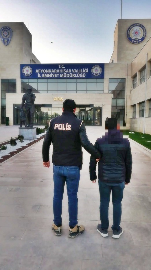 AFYONKARAHİSAR'DA FETÖ TERÖR ÖRGÜTÜNE YÖNELİK YAPILAN OPERASYONDA BİRİ AKTİF KAMU GÖREVİNDE 2...