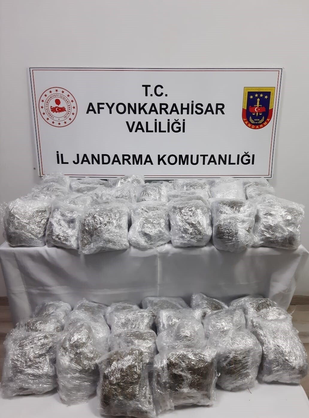 AFYONKARAHİSAR'DA JANDARMA TARAFINDAN DURDURULAN BİR OTOMOBİLDE YAPILAN ARAMADA YAKLAŞIK 17...