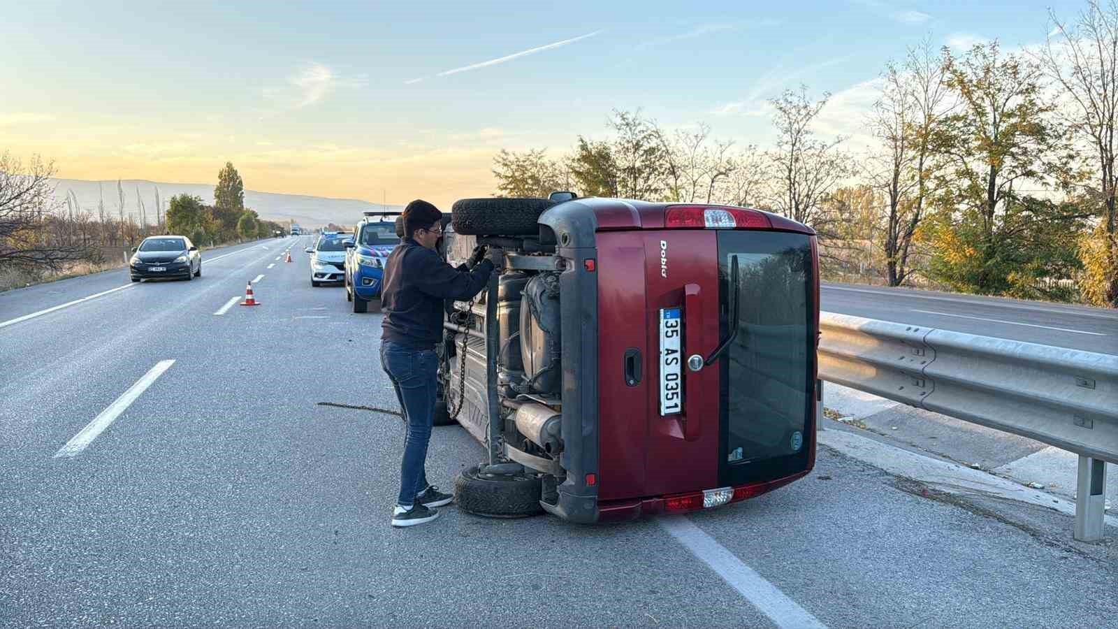 AFYONKARAHİSAR'DA KONTROLDEN ÇIKARAK BARİYERLERE ÇARPIP DEVRİLEN HAFİF TİCARİ ARAÇTA ŞANS ESERİ...